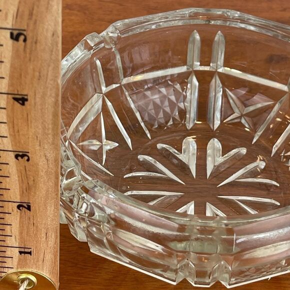 Vintage round glass cigarettes ashtray || Vintage Crystal cut style ashtray - Picture 7 of 13